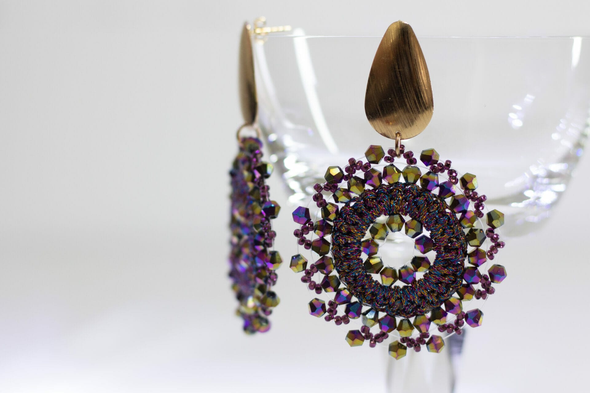 Pendientes con Cristales Tornasol Morado