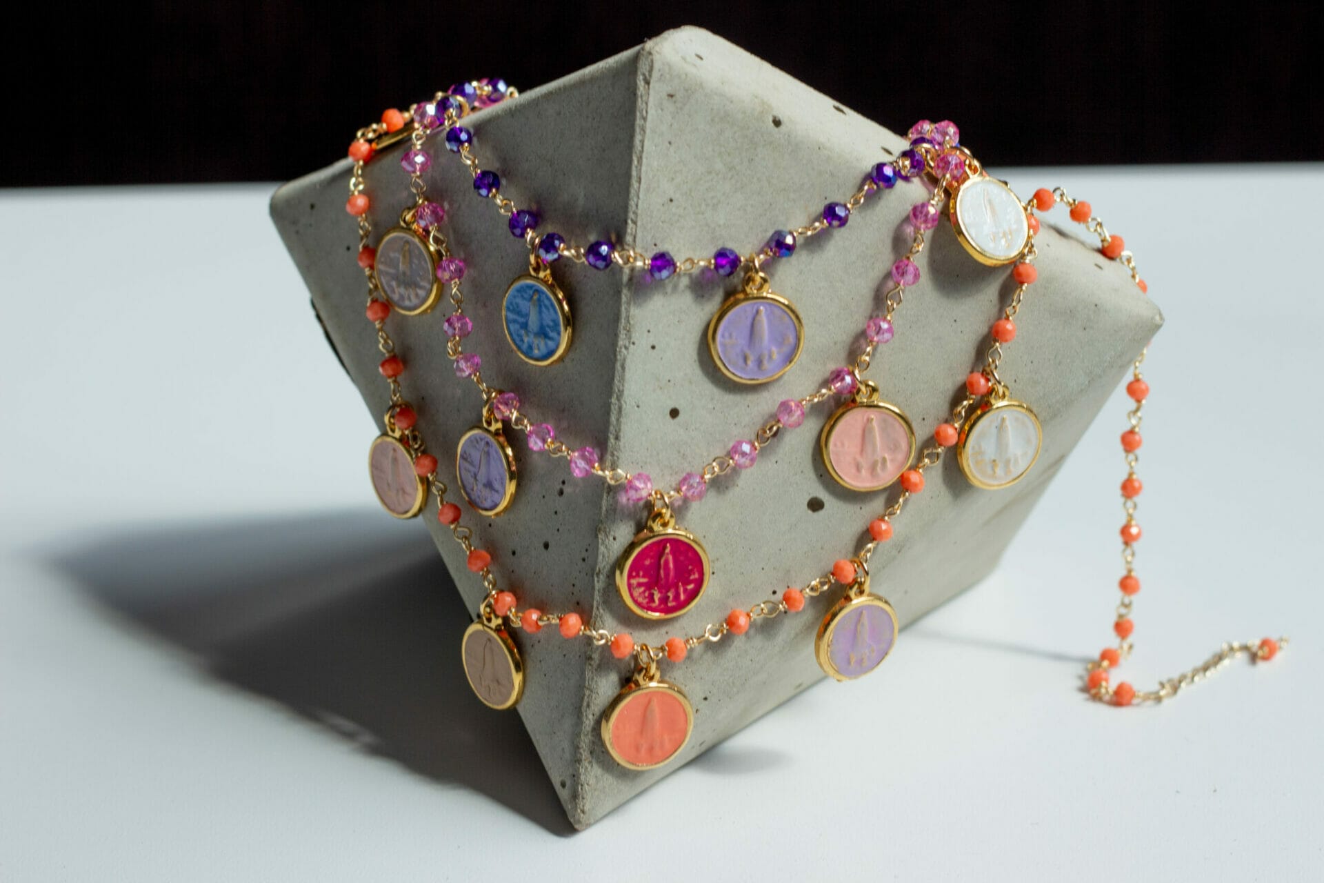 Collar de Vírgenes Esmaltadas Morado - Rosado - Naranja